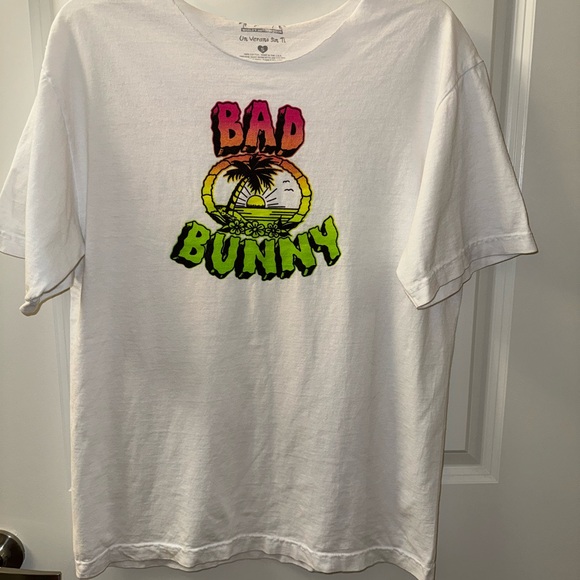 Bad Bunny  2022 concert T-Shirt with Colorful Print - Picture 1 of 3